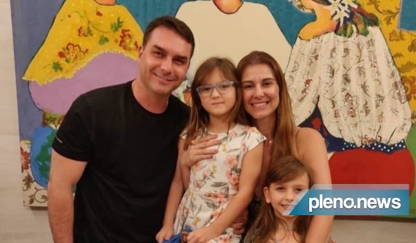 Flávio Bolsonaro presta solidariedade à família de Tiago Leifert