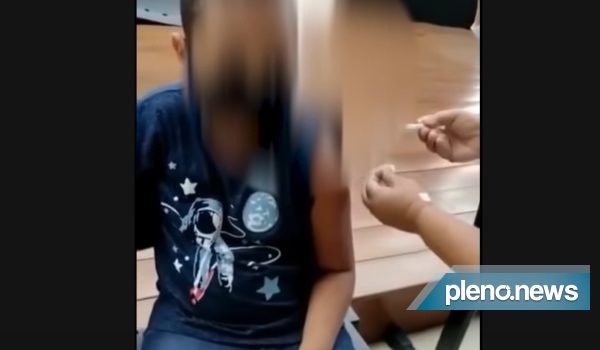 Enfermeira injeta agulha sem aplicar vacina em criança no RJ