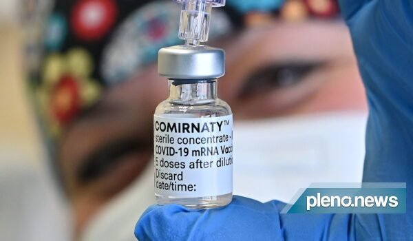 Município do RJ aplica 4ª dose da vacina contra a Covid em idosos