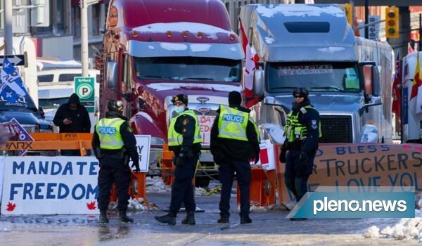 Caminhoneiros bloqueiam capital do Canadá contra vacina obrigatória