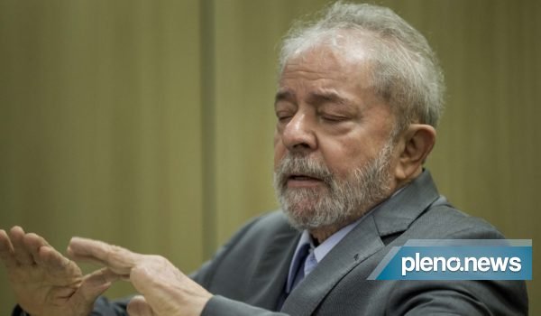 Lula fala em ‘regular a imprensa’ e diz ser “vítima de censura”