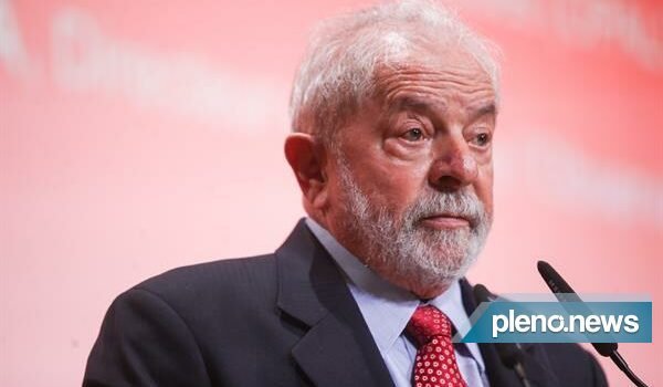 Cliente joga no chão e atira biografias de Lula em vendedores