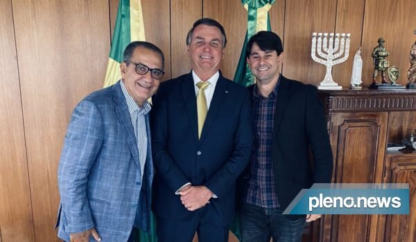 Presidente Jair Bolsonaro recebe pastor Silas Malafaia e filho