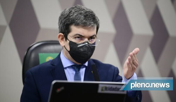 PGR diz a STF que rejeite queixa de Randolfe contra Bolsonaro