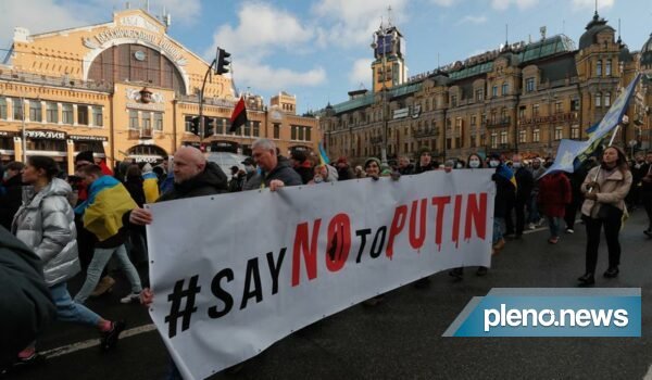 Ucranianos marcham em Kiev e prometem resistir a ataque russo