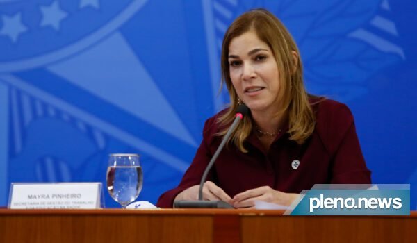 Mayra Pinheiro deixa a Saúde e anuncia candidatura à Câmara