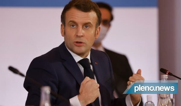 Na Rússia, Macron recusou PCR para não dar amostras de DNA