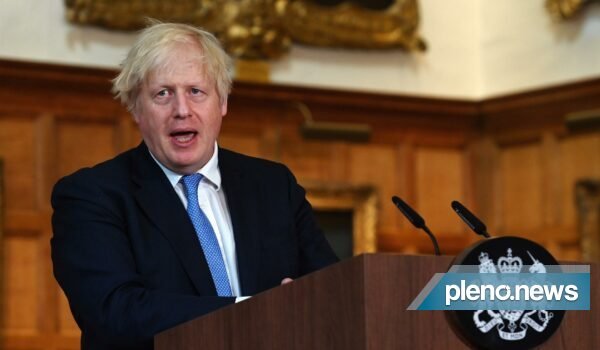 Rússia planeja maior guerra na Europa desde 1945, diz Johnson