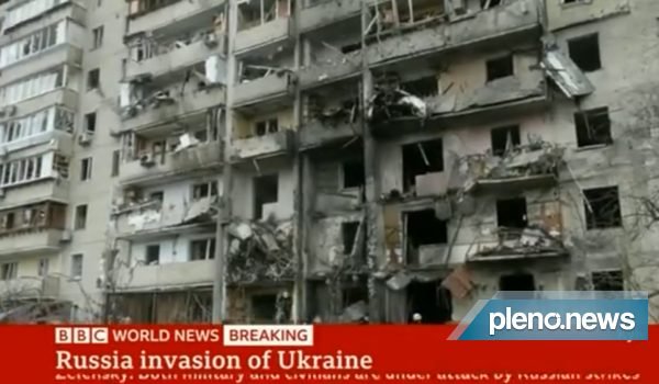 Jornalista da BBC vê sua casa destruída na Ucrânia ao vivo