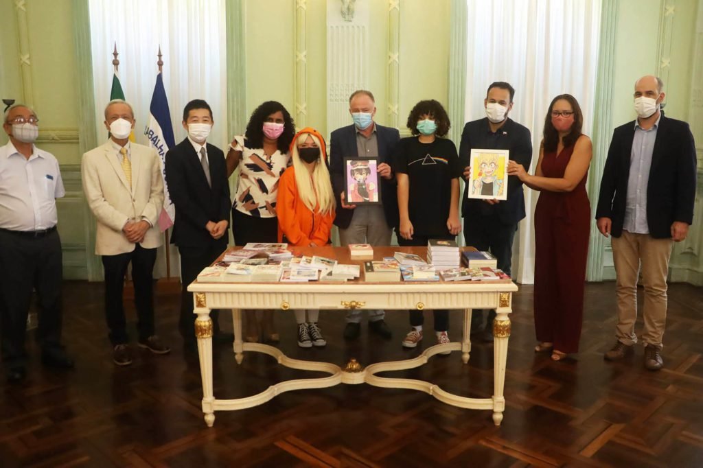 Biblioteca Pública do Espírito Santo recebe doação de mangás pelo Consulado Japonês