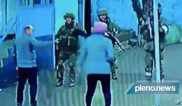 Vídeo: Casal de idosos expulsa militares russos do quintal de casa