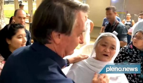 Jair Bolsonaro recebe refugiados afegãos para almoço no Alvorada