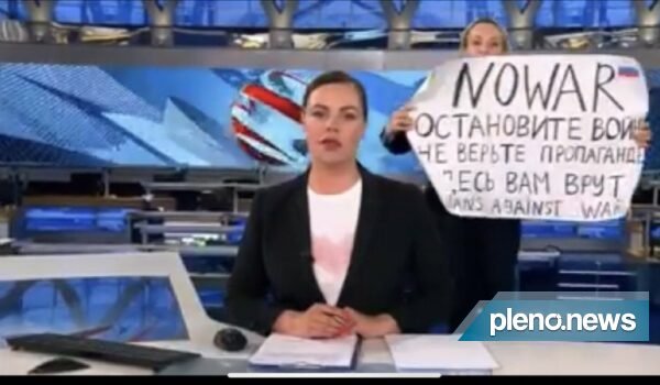 Jornalista invade TV russa ao vivo e faz protesto contra a guerra