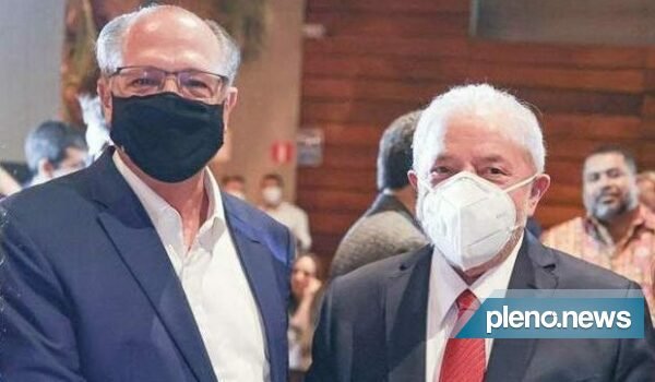 Lula falta à filiação de Alckmin, mas recebe elogios do ex-rival