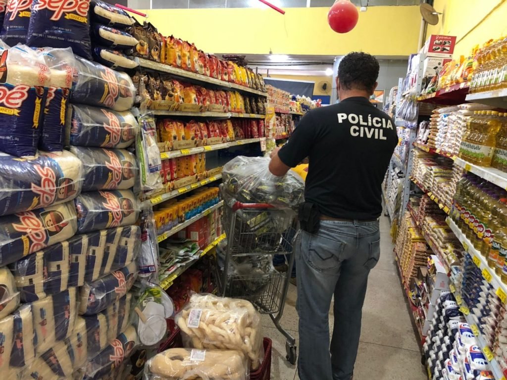 Operação conjunta apreende 33 mil unidades de café com irregularidades em supermercados da Grande Vitória