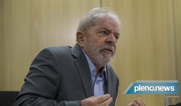 Papel dos militares não é puxar saco de Bolsonaro, diz Lula