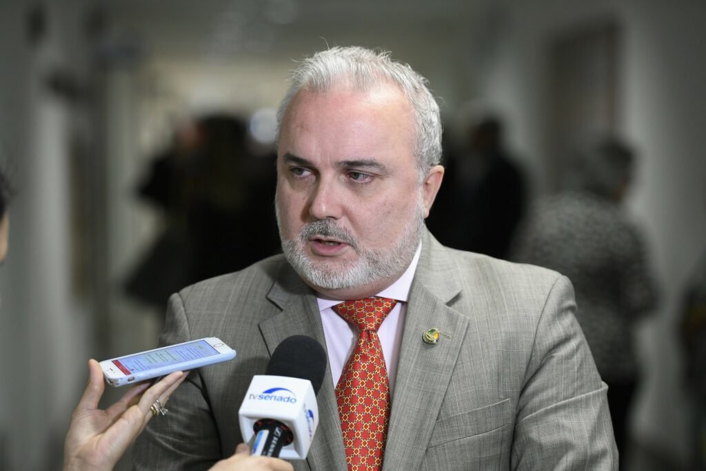 PT anulará venda da Eletrobras se ganhar eleição, diz senador
