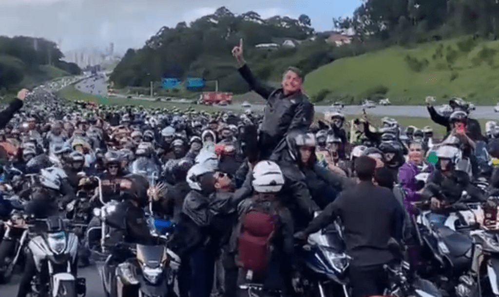 Bolsonaro compartilha imagens de multidão em motociata