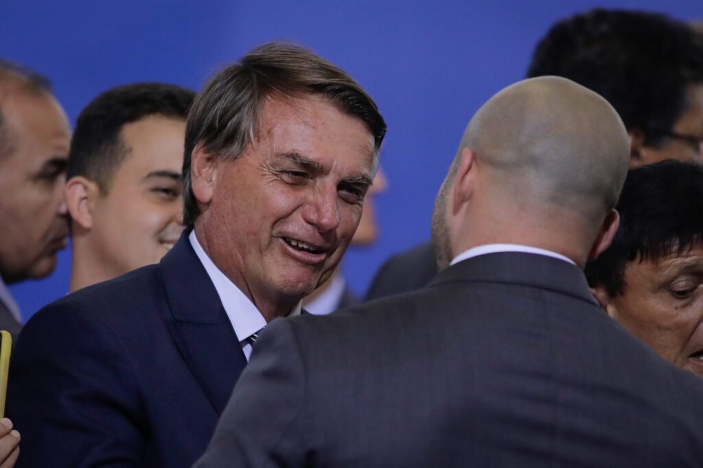 Bolsonaro defende perdão a Silveira e diz que Barroso mente