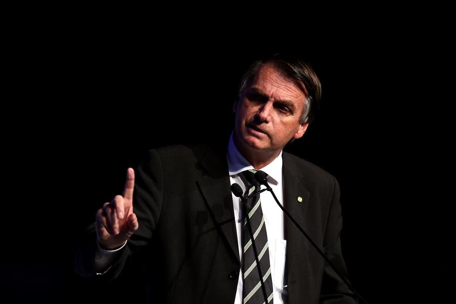 Bolsonaro denuncia ameaças de prisão de Carlos “por fake news”