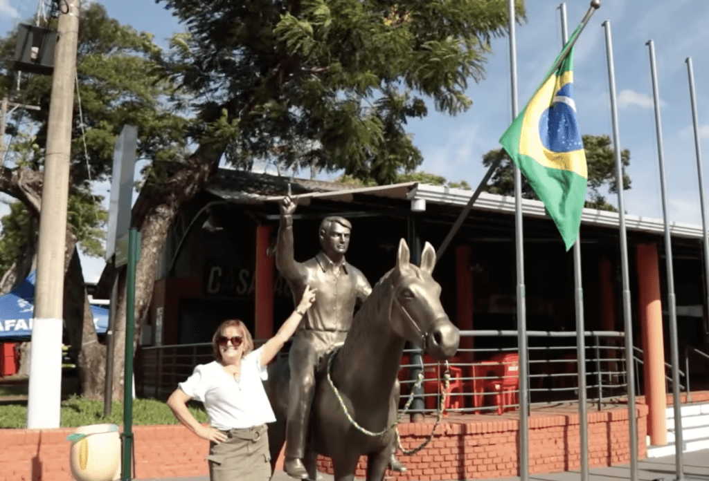 Bolsonaro é homenageado com estátua em evento no RS