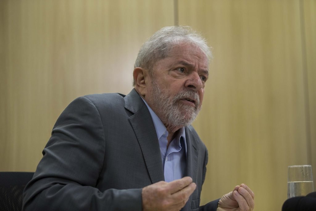 Bolsonaro foi estúpido ao dar perdão a Silveira, afirma Lula