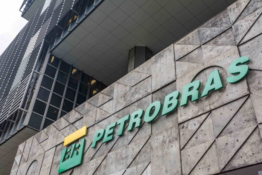 Bolsonaro joga população contra a Petrobras, diz conselheira