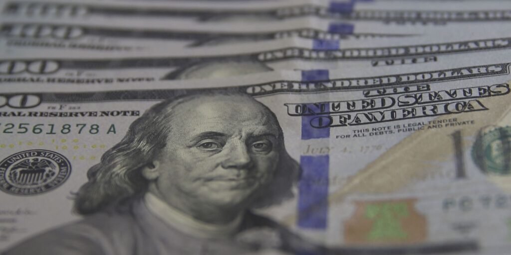 Dólar cai e volta a se aproximar de R$ 4,60