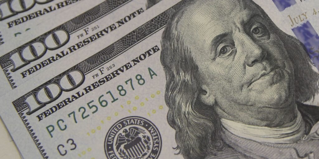 Dólar cai pela segunda vez seguida e volta a ficar abaixo de R$ 4,70