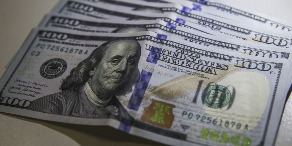 Dólar fecha a R$ 4,99 e acumula alta de 8% em três dias