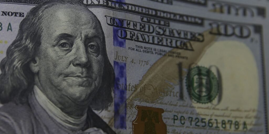 Dólar inicia semana em forte queda e fecha a R$ 4,64