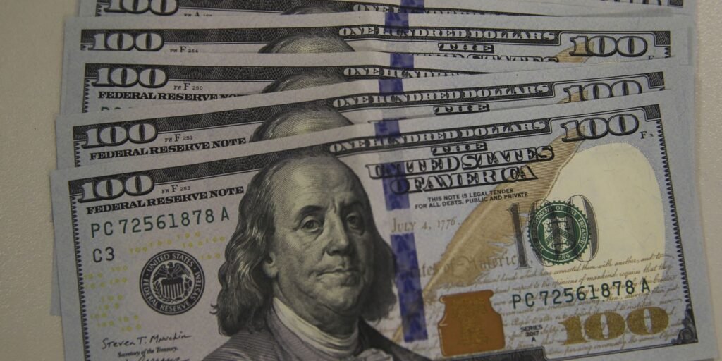 Dólar sobe para R$ 4,69, mas fecha semana em baixa