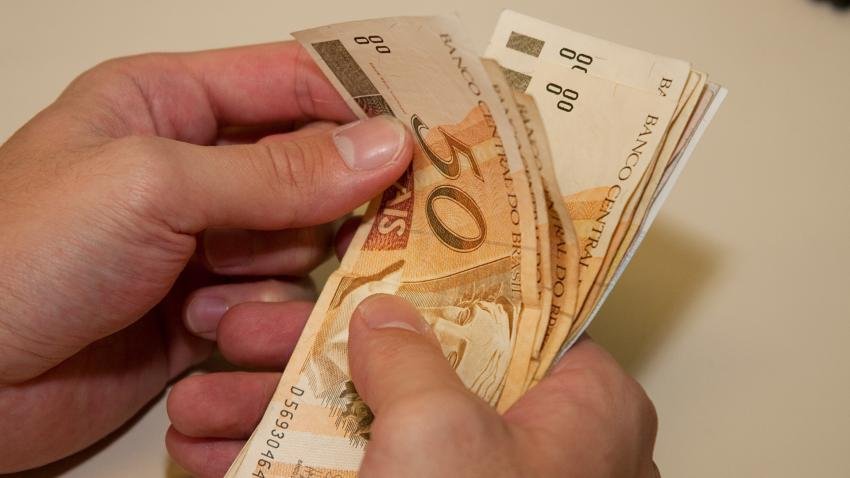 Governo estima reajustar salário mínimo para R$ 1.294 em 2023