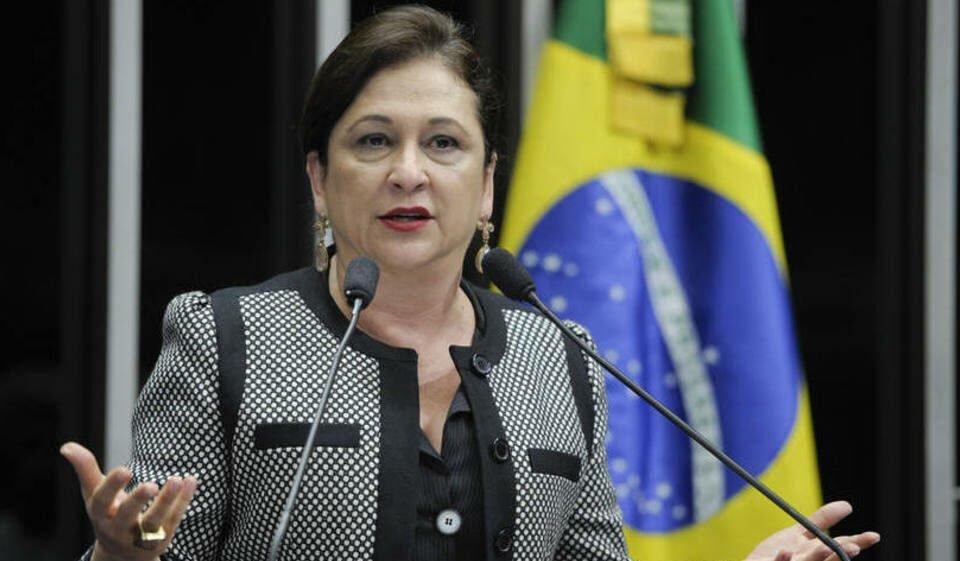 Kátia Abreu é internada em Brasília com crise respiratória