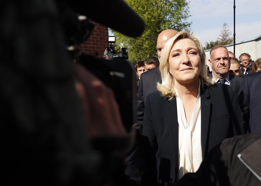 Le Pen reconhece derrota, mas denuncia “métodos desleais”