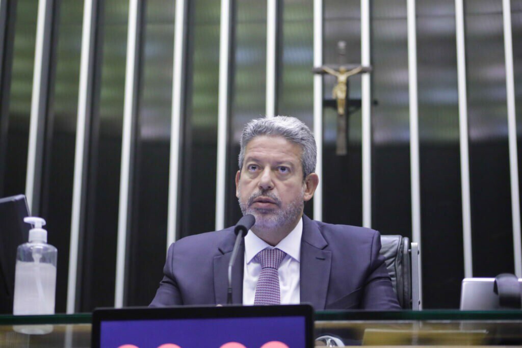 Lira diz a ministros do STF que Silveira não ficará na CCJ, diz TV