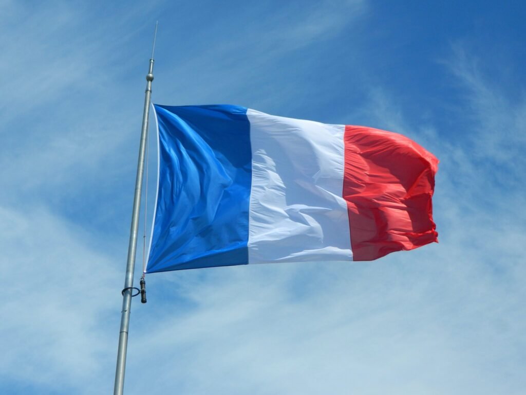 Macron ou Le Pen? Franceses vão às urnas para escolher presidente