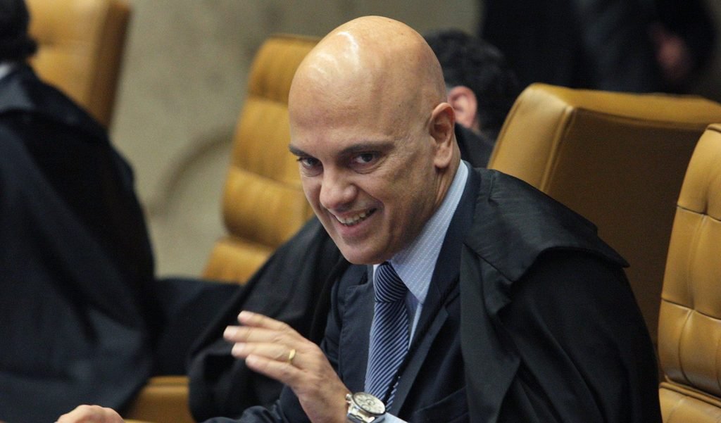 Moraes vota por prisão a Daniel Silveira e cassação do mandato