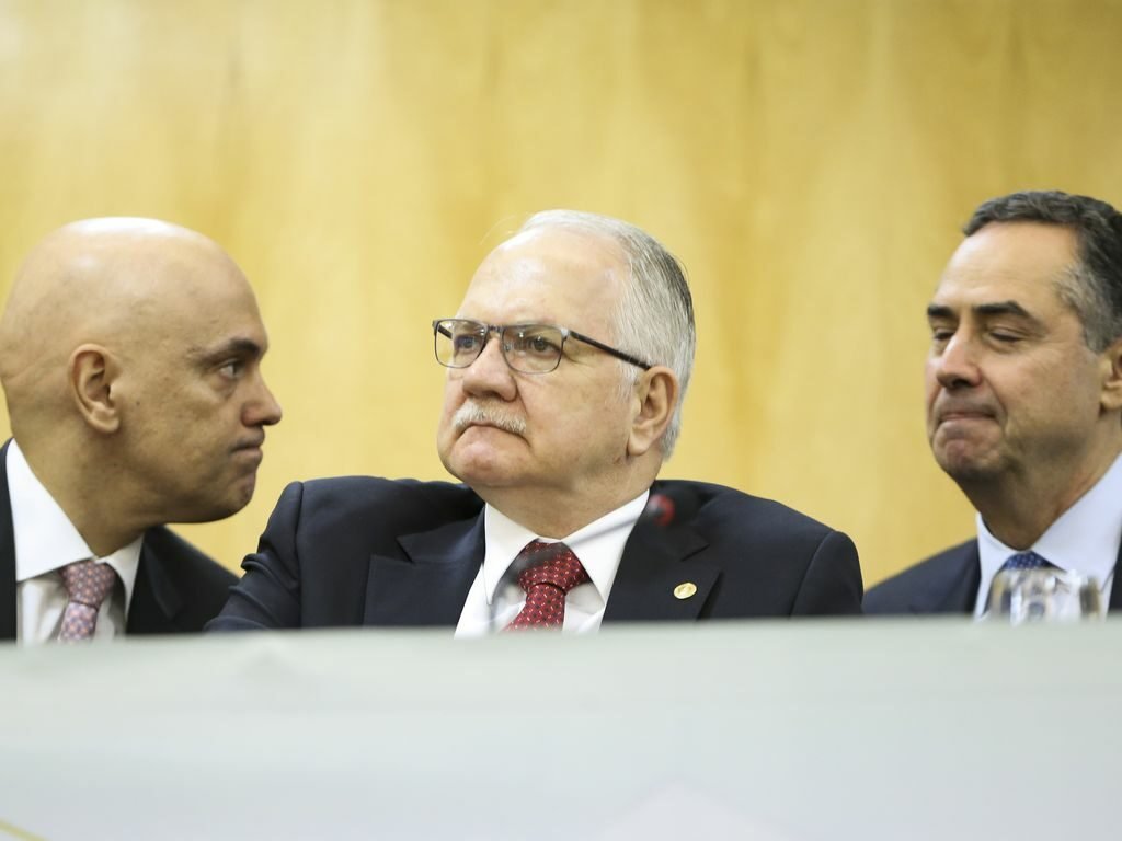 PGR recebe notícia-crime contra os ministros Fachin e Barroso