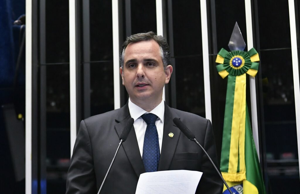 Pacheco: Indulto de Bolsonaro a Silveira “fragiliza Justiça”