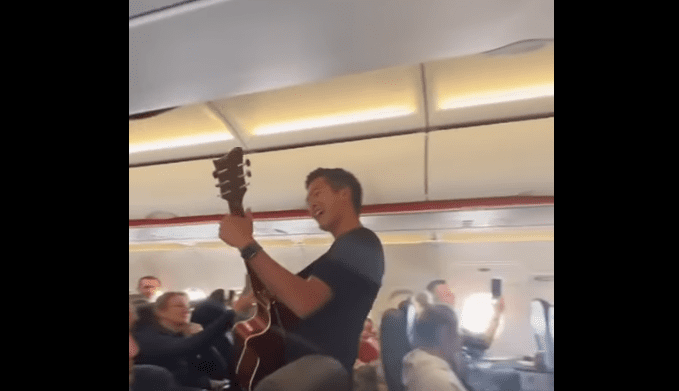 Pastor canta dentro de avião e vídeo viraliza