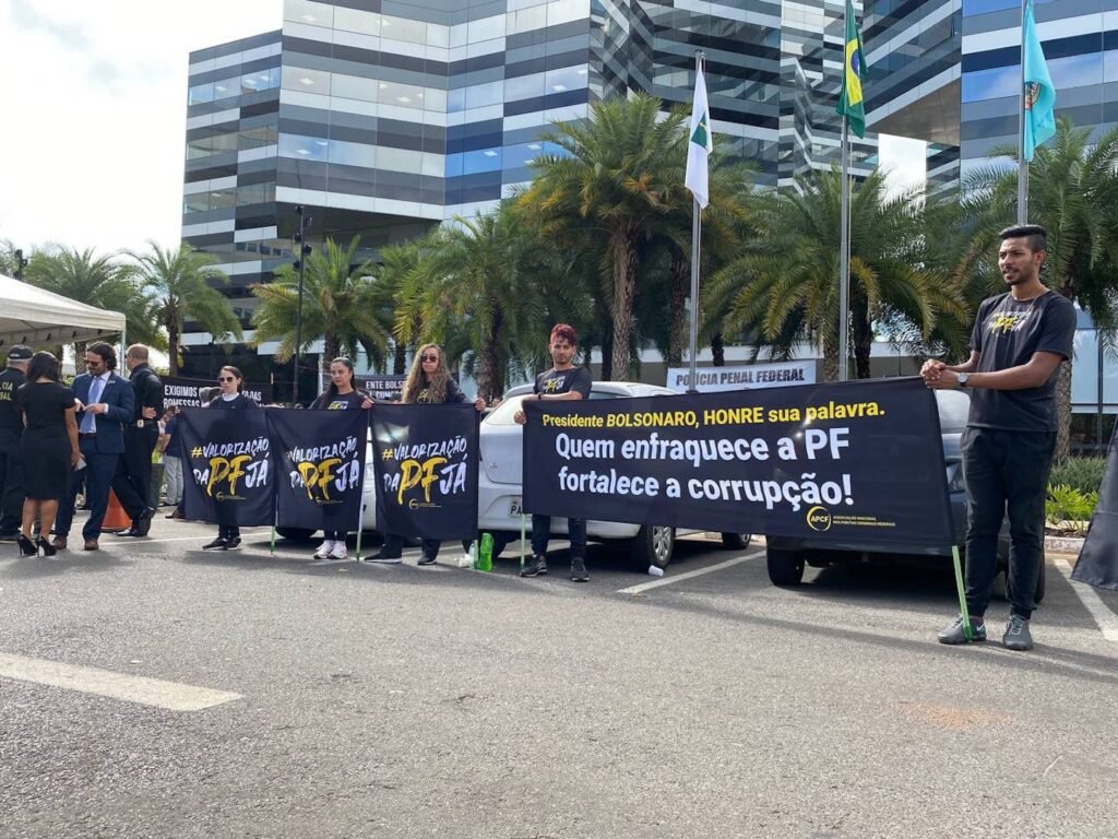 Policiais fazem ato e cobram Bolsonaro por reestruturação