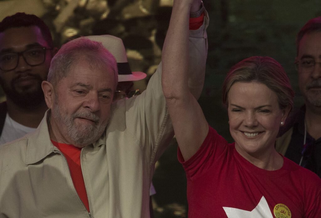 Pressionado, PT quer trocar marqueteiro de Lula
