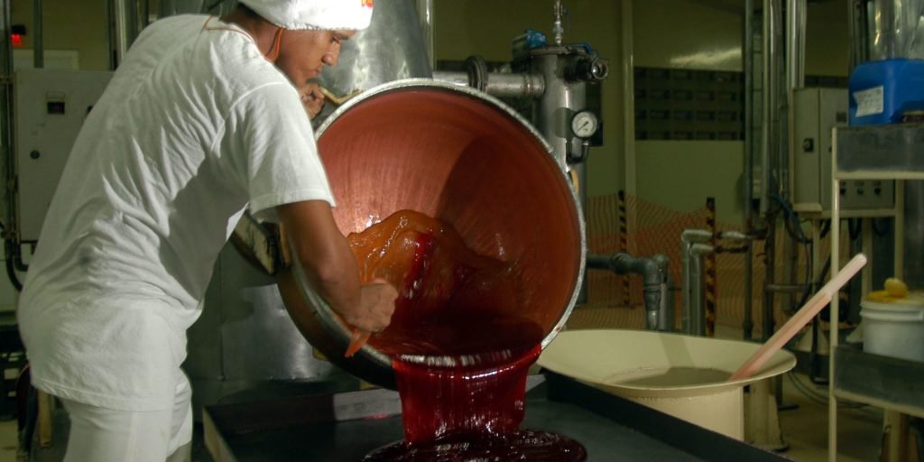 Produção industrial cresce 0,7% de janeiro para fevereiro