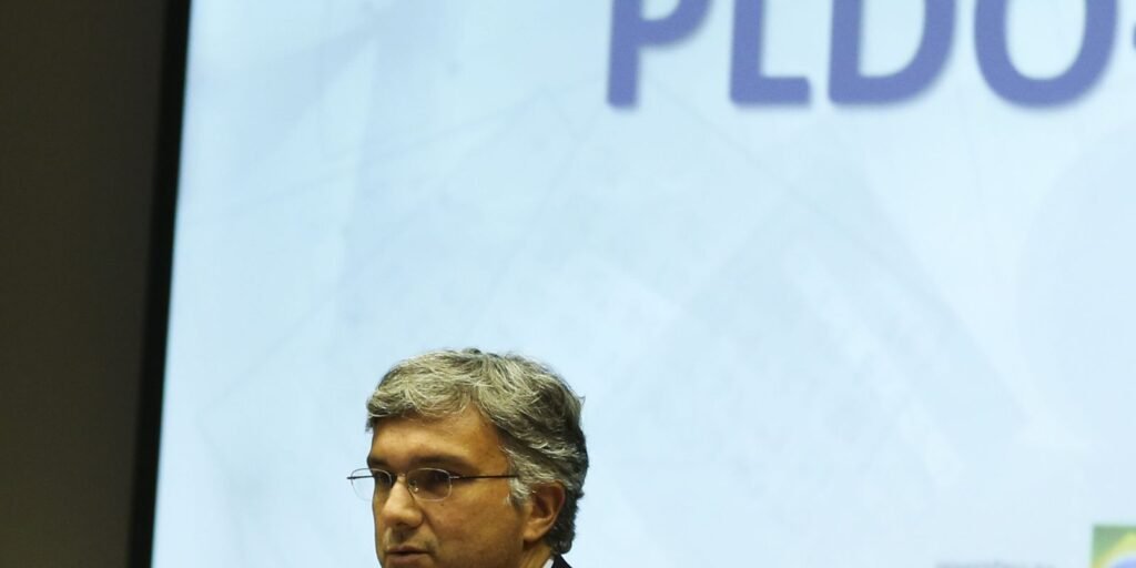 Reajuste a servidores seria “esforço fiscal considerável”, diz Colnago