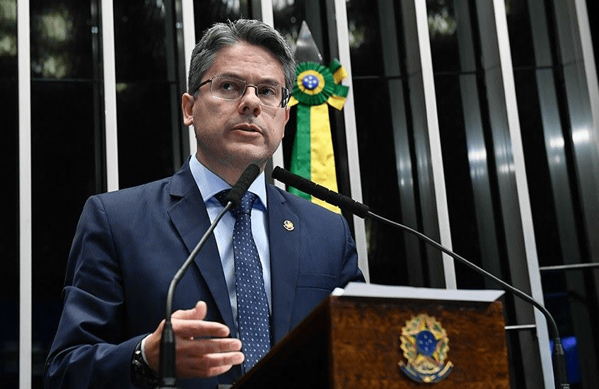 Senador quer acabar com perdão individual dado pelo presidente