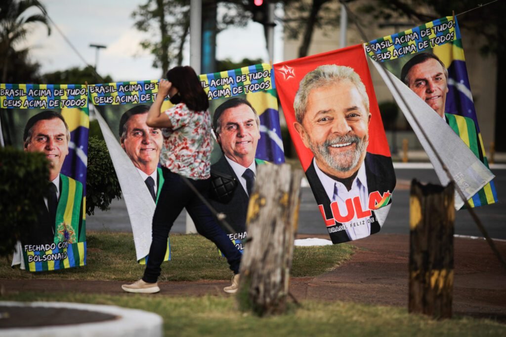 Ambulante vende toalhas com rosto de Lula e de Bolsonaro