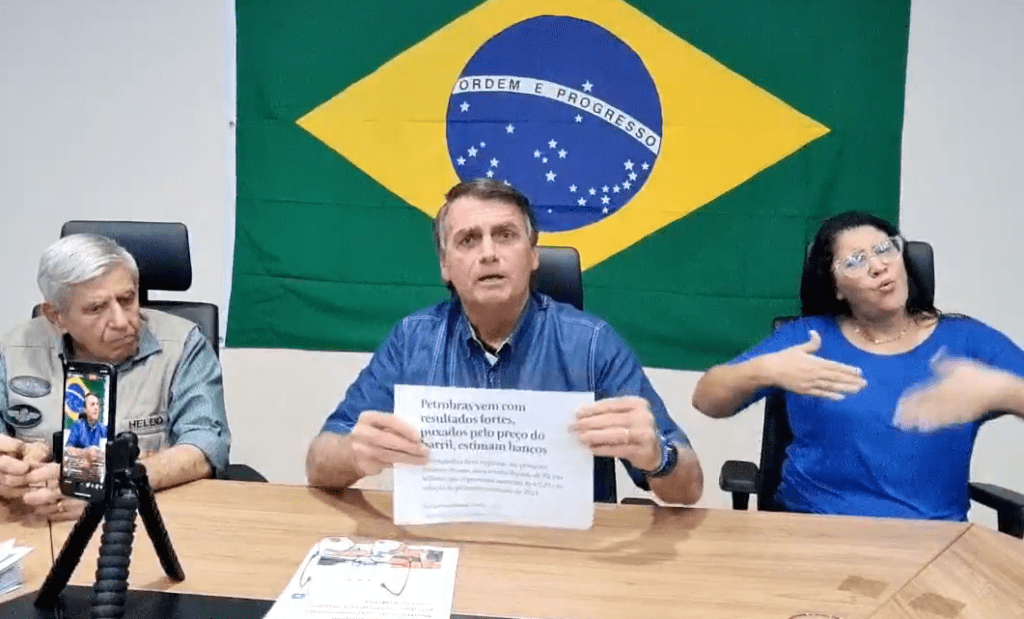 Bolsonaro critica lucro da Petrobras e pede que empresa não aumente combustíveis: “É um estupro”