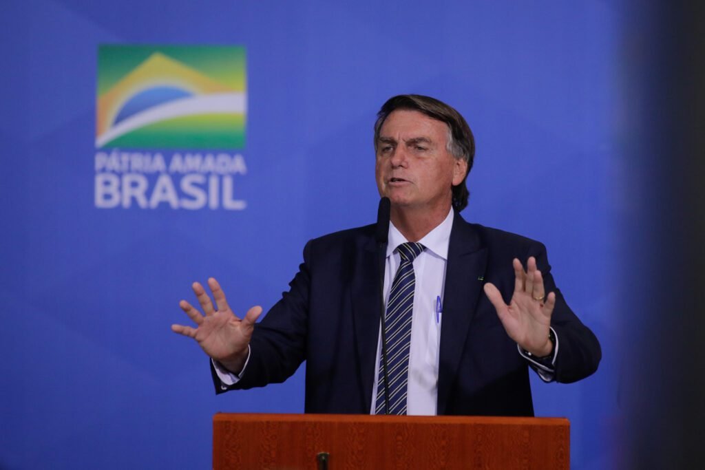Bolsonaro diz que Fachin vê “fantasma” ao falar de militares