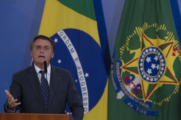 Bolsonaro diz que país sofre ameaça de “comunização”